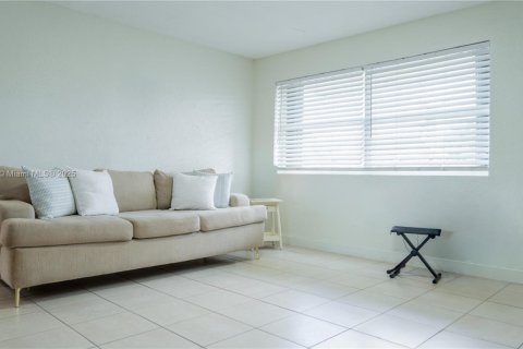 House in Miami, Florida 3 bedrooms, 111.48 sq.m. № 1967787 - photo 4