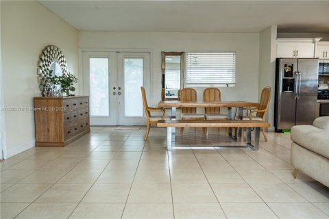 House in Miami, Florida 3 bedrooms, 111.48 sq.m. № 1967787 - photo 6