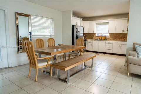 House in Miami, Florida 3 bedrooms, 111.48 sq.m. № 1967787 - photo 5