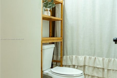 House in Miami, Florida 3 bedrooms, 111.48 sq.m. № 1967787 - photo 11