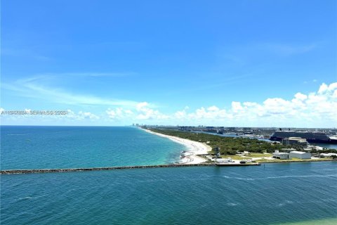Condo in Fort Lauderdale, Florida, 2 bedrooms  № 2003929 - photo 2