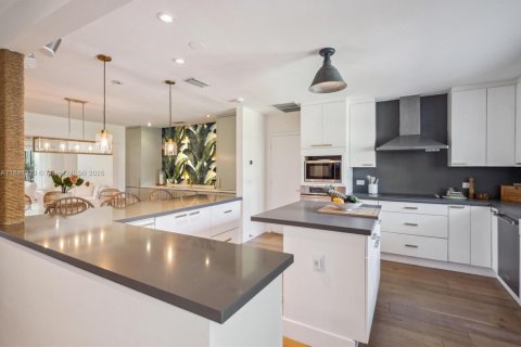 House in North Miami, Florida 4 bedrooms, 269.97 sq.m. № 1890679 - photo 11