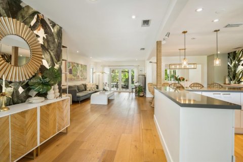 House in North Miami, Florida 4 bedrooms, 269.97 sq.m. № 1890679 - photo 4