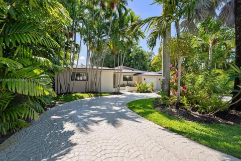House in North Miami, Florida 4 bedrooms, 269.97 sq.m. № 1890679 - photo 2