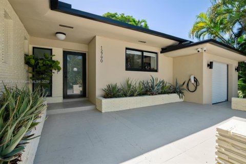 House in North Miami, Florida 4 bedrooms, 269.97 sq.m. № 1890679 - photo 3