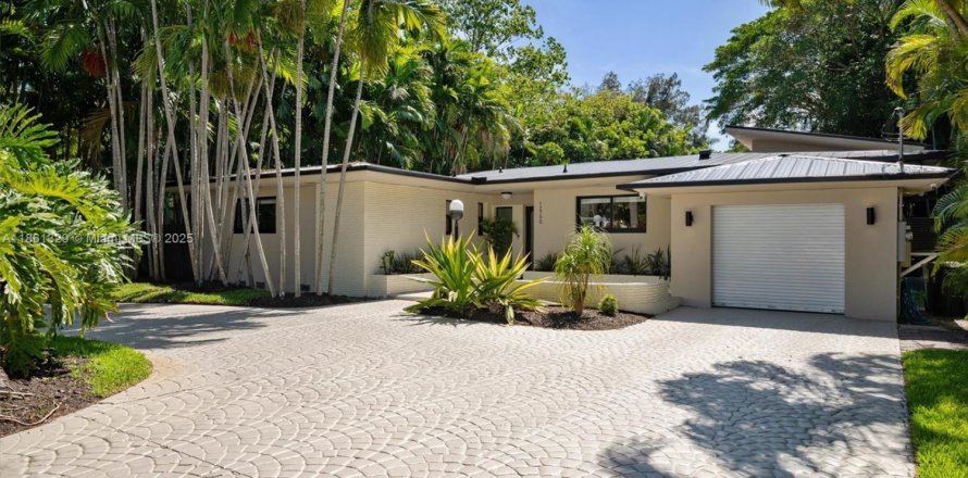 House in North Miami, Florida 4 bedrooms, 269.97 sq.m. № 1890679