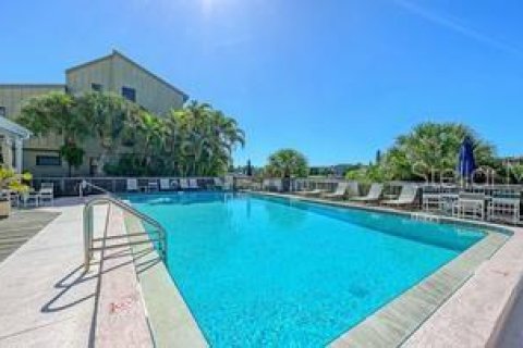 Condo in Sarasota, Florida, 2 bedrooms  № 2429531 - photo 3