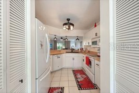 Condo in Sarasota, Florida, 2 bedrooms  № 2429531 - photo 10