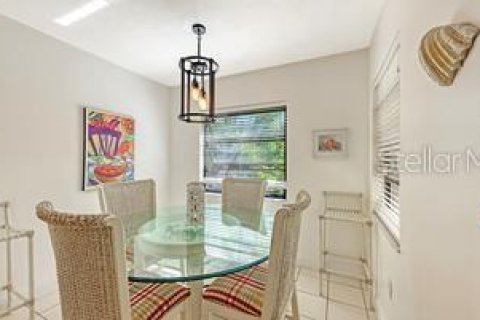 Condo in Sarasota, Florida, 2 bedrooms  № 2429531 - photo 13
