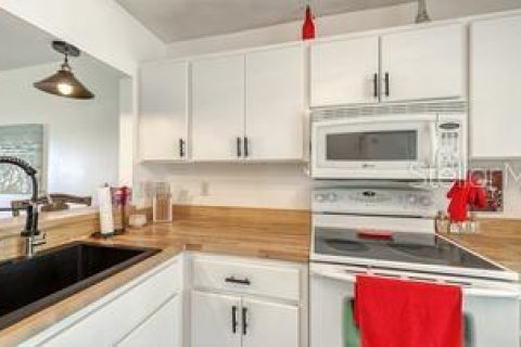 Condo in Sarasota, Florida, 2 bedrooms  № 2429531 - photo 11