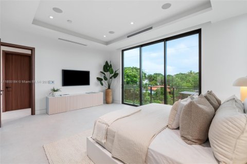 House in Miami, Florida 5 bedrooms, 371.24 sq.m. № 1878374 - photo 4
