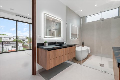 House in Miami, Florida 5 bedrooms, 371.24 sq.m. № 1878374 - photo 7