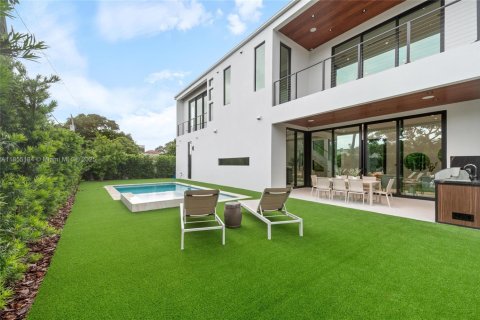 House in Miami, Florida 5 bedrooms, 371.24 sq.m. № 1878374 - photo 1