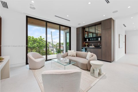 House in Miami, Florida 5 bedrooms, 371.24 sq.m. № 1878374 - photo 17