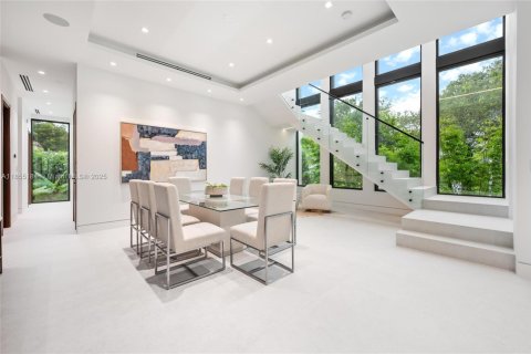 House in Miami, Florida 5 bedrooms, 371.24 sq.m. № 1878374 - photo 12