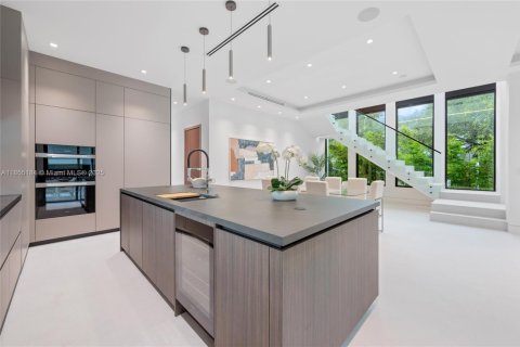 House in Miami, Florida 5 bedrooms, 371.24 sq.m. № 1878374 - photo 25
