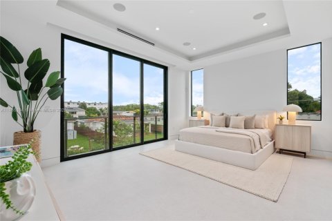 House in Miami, Florida 5 bedrooms, 371.24 sq.m. № 1878374 - photo 16
