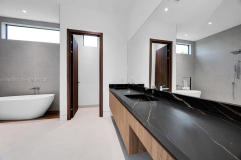 House in Miami, Florida 5 bedrooms, 371.24 sq.m. № 1878374 - photo 27