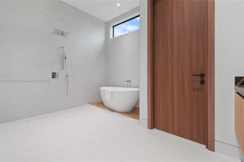 House in Miami, Florida 5 bedrooms, 371.24 sq.m. № 1878374 - photo 10