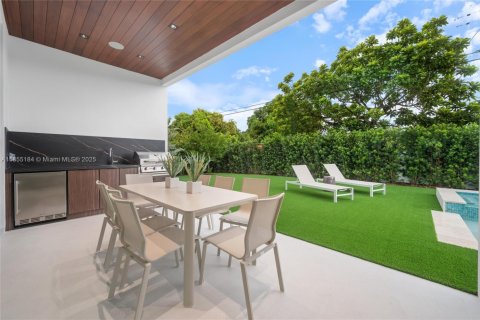House in Miami, Florida 5 bedrooms, 371.24 sq.m. № 1878374 - photo 3