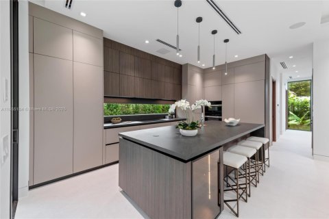 House in Miami, Florida 5 bedrooms, 371.24 sq.m. № 1878374 - photo 13