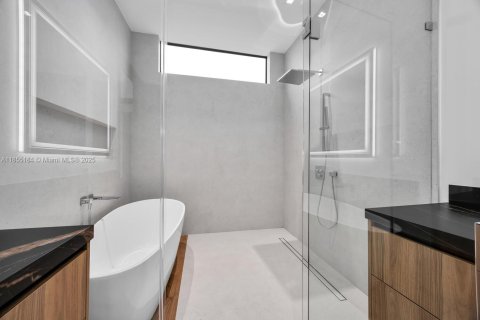 House in Miami, Florida 5 bedrooms, 371.24 sq.m. № 1878374 - photo 29
