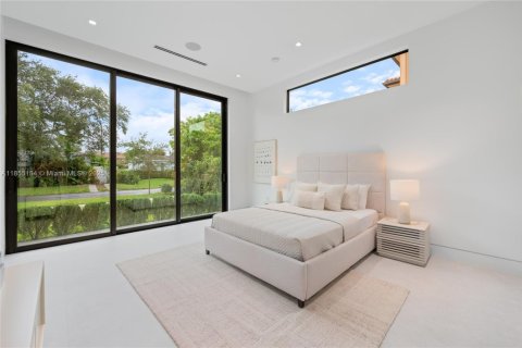 House in Miami, Florida 5 bedrooms, 371.24 sq.m. № 1878374 - photo 18