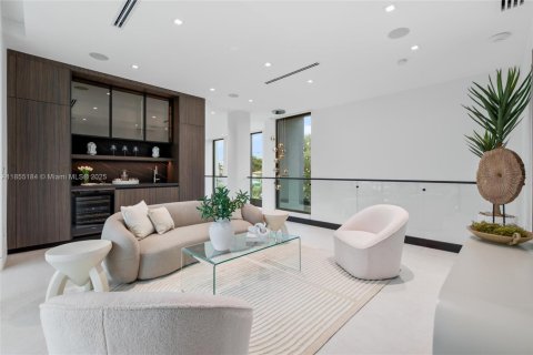 House in Miami, Florida 5 bedrooms, 371.24 sq.m. № 1878374 - photo 8