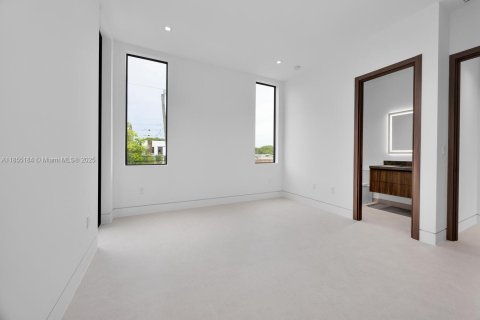 House in Miami, Florida 5 bedrooms, 371.24 sq.m. № 1878374 - photo 28