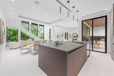House in Miami, Florida 5 bedrooms, 371.24 sq.m. № 1878374 - photo 24