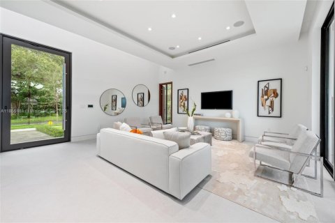 House in Miami, Florida 5 bedrooms, 371.24 sq.m. № 1878374 - photo 20