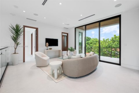 House in Miami, Florida 5 bedrooms, 371.24 sq.m. № 1878374 - photo 9