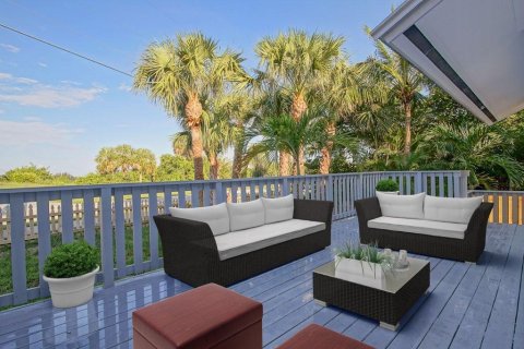 House in Jensen Beach, Florida 4 bedrooms, 145.86 sq.m. № 579363 - photo 1