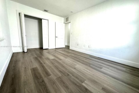 House in Miami, Florida 4 bedrooms, 125.33 sq.m. № 1783595 - photo 17