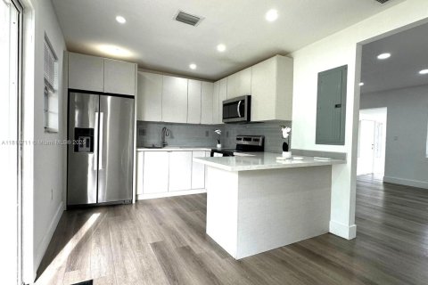 House in Miami, Florida 4 bedrooms, 125.33 sq.m. № 1783595 - photo 10