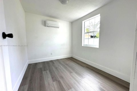 House in Miami, Florida 4 bedrooms, 125.33 sq.m. № 1783595 - photo 13