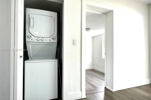 House in Miami, Florida 4 bedrooms, 125.33 sq.m. № 1783595 - photo 12