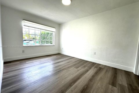 House in Miami, Florida 4 bedrooms, 125.33 sq.m. № 1783595 - photo 14