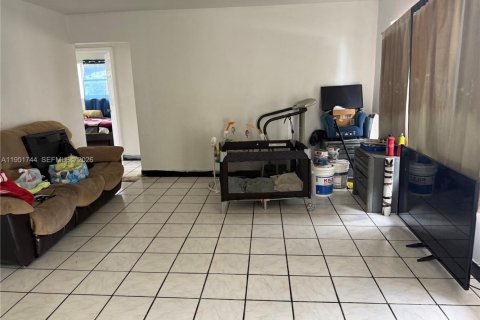 House in Miami, Florida 3 bedrooms, 115.94 sq.m. № 2006123 - photo 2