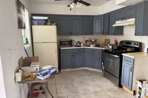 House in Miami, Florida 3 bedrooms, 115.94 sq.m. № 2006123 - photo 3