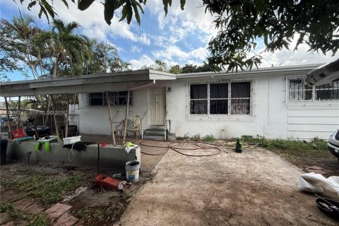 House in Miami, Florida 3 bedrooms, 115.94 sq.m. № 2006123 - photo 1