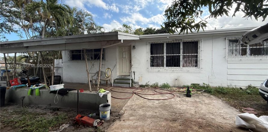 House in Miami, Florida 3 bedrooms, 115.94 sq.m. № 2006123