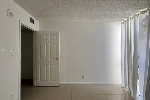 Copropriété à vendre à Sunny Isles Beach, Floride: 2 chambres, 83.05 m2 № 2051786 - photo 29