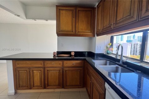 Copropriété à vendre à Sunny Isles Beach, Floride: 2 chambres, 83.05 m2 № 2051786 - photo 13