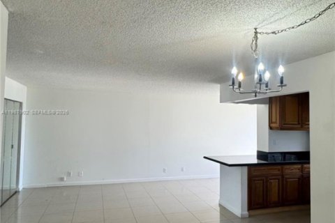 Copropriété à vendre à Sunny Isles Beach, Floride: 2 chambres, 83.05 m2 № 2051786 - photo 15