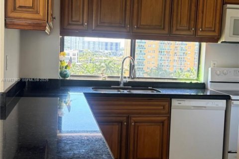 Copropriété à vendre à Sunny Isles Beach, Floride: 2 chambres, 83.05 m2 № 2051786 - photo 9