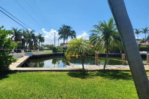 Casa en venta en Hallandale Beach, Florida, 3 dormitorios, 231.51 m2 № 1886658 - foto 4