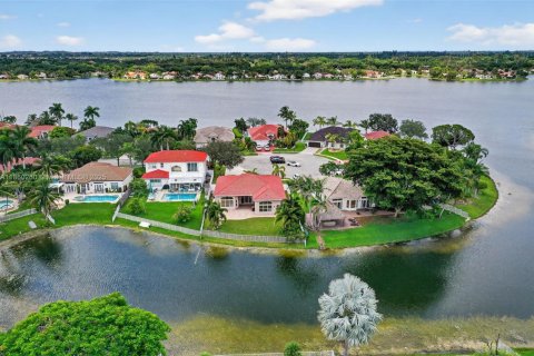 Casa en venta en Pembroke Pines, Florida, 4 dormitorios, 222.22 m2 № 1889625 - foto 1