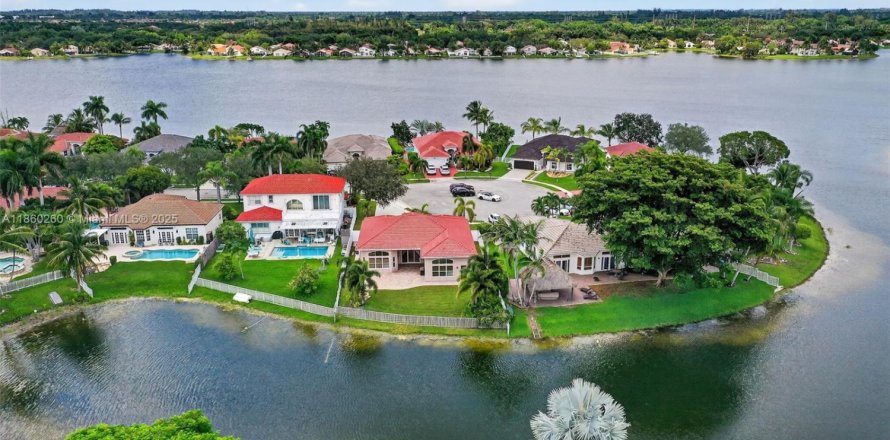 Casa en Pembroke Pines, Florida 4 dormitorios, 222.22 m2 № 1889625