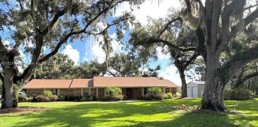 Casa en Kissimmee, Florida 5 dormitorios, 208.29 m2 № 1800800
